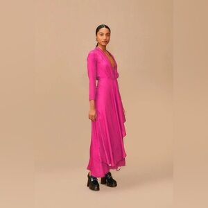 🎀 NEW FARM RIO Medium deep v neck magenta satin maxi dress